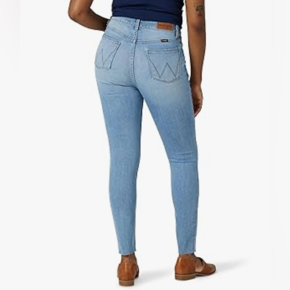 Wrangler High Rise Unforgettable Skinny Blue Jeans Womens Size 14/32 - Picture 3 of 13
